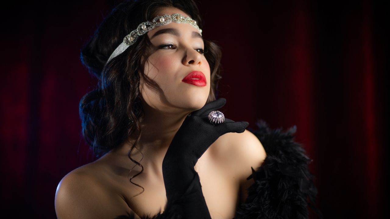 Great Gatsby Theme: The Illusion of the American Dream in 1920s Society